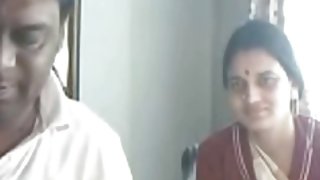 લાલ વાળવાળા વિદ્યાર્થીના મોઢામાં કોક