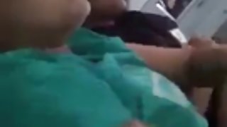 સવારે કસરત પછી ડાર્ક-હેરાયર્ડ ફીટસોના shaved pussy masturbates