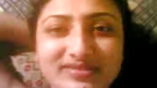 ગાય્સ એક ટોળું બે મોહક brunettes તમામ છિદ્રો વાહિયાત