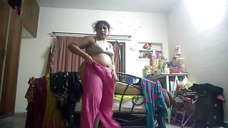 બે મીઠી છોકરીઓએ બે માટે એક બાલ્ડ ડિક વહેંચી