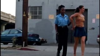ગાય્સ ભીડ gangbang શ્યામ હાર્ડ fucks, તેના માટે શુક્રાણુ માંથી સ્નાન લેવા દબાણ