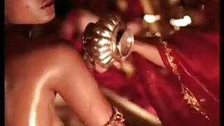જ્યારે જાપાની છોકરી વ્યક્તિને blowjob આપે છે, ત્યારે તેણે તેની આંગળીઓ તેણીની ભીની કેપ અને મસાજ પોઇન્ટ જીમાં ચલાવી હતી