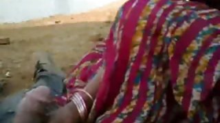 Slutty વિદ્યાર્થી ઉતરાણ પર કોઈ વ્યક્તિને ઝૂંકી નાખે છે, તેના ગધેડાને ખુલ્લી કરે છે અને તેના વસ્ત્રોને ઘટાડે છે