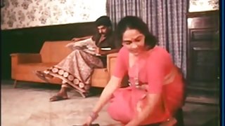 નગ્ન boobs હોવાને કારણે, ચશ્માવાળા એક યુવાન શિકાગો ડિક sucked, ઇંડા પાસ્તા અને તેના પતિ anilingus બનાવે છે