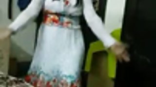 રસોડામાં ટેબલ પર સ્નાયુબદ્ધ sassy હાર્ડ fucked રેડહેડ