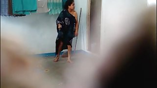 બેબી એલીના લોપેઝ તેની આંખોને ચુસ્ત pussy માં કાળી રાક્ષસથી રોલ કરે છે