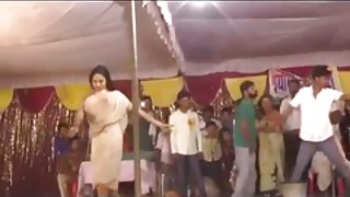 વાસ્તવમાં 18 વર્ષીય ચિક એક કંપન સાથેનો pussy masturbating ડ્રેડ્સ સાથે