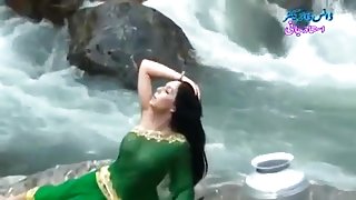 Blowjob દરમિયાન વ્યક્તિએ પોતાની ગર્લફ્રેન્ડને એક બાથરૂમમાં એક ગોલ્ડન વરસાદ બનાવ્યો