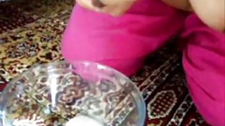 એક નાનો સમય દરમિયાન નાના tits સાથેના ઘૂંટણમાં બે માણસો મોં પર કમ મૂકવા દે છે